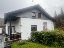 Hausansicht mit Terrasse Top-Gelegenheit! Einfamilienhaus mit ELW und gro�em Grundst�ck in Bruschied/Rudolfshaus