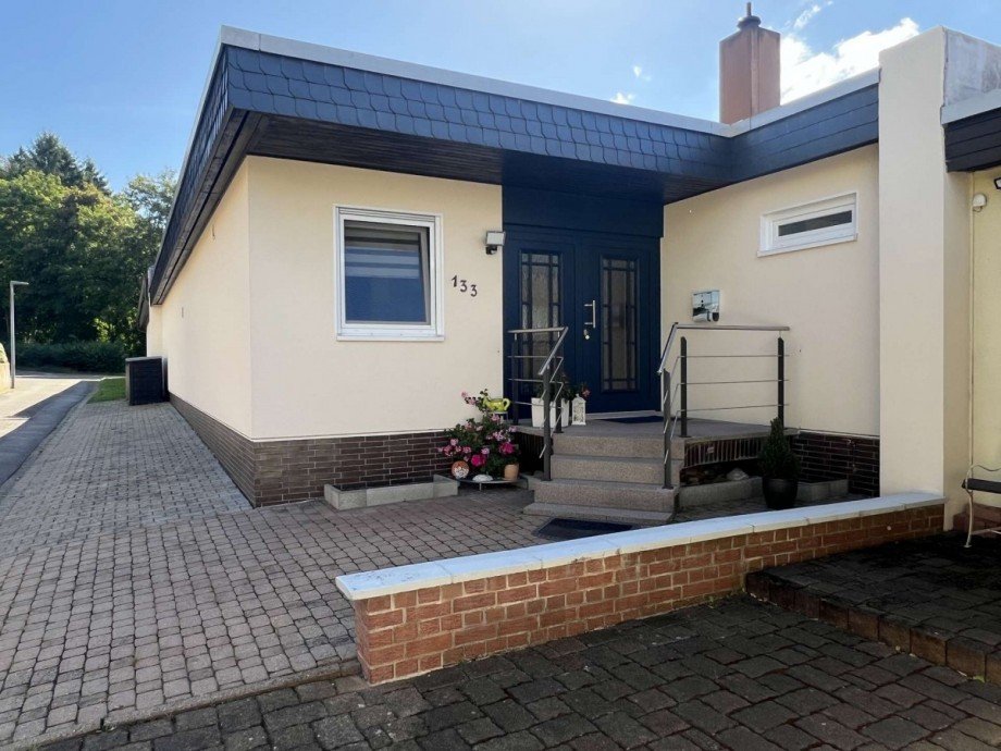 Vorderansicht und Hauseingang Bungalow Bad Sobernheim