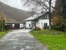 Hausansicht mit Garagen Top-Gelegenheit! Einfamilienhaus mit ELW und gro�em Grundst�ck in Bruschied/Rudolfshaus
