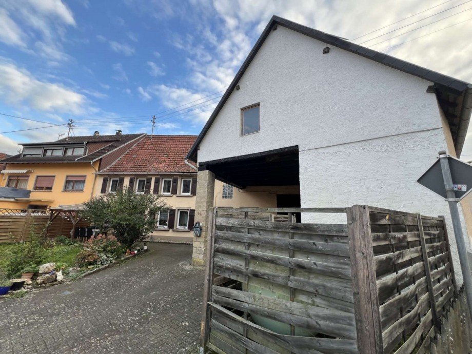 Vorderansicht Haus mit Nebengeb�ude Einfamilienhaus Breitenheim