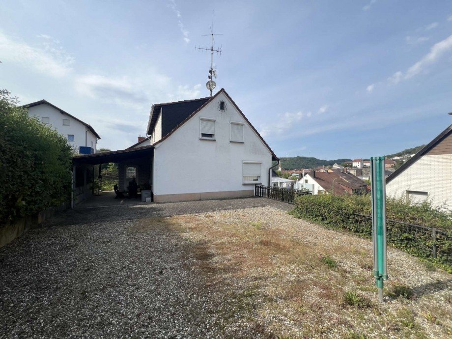 Seitenansicht mit �berdachter Terrasse Einfamilienhaus Lauterecken