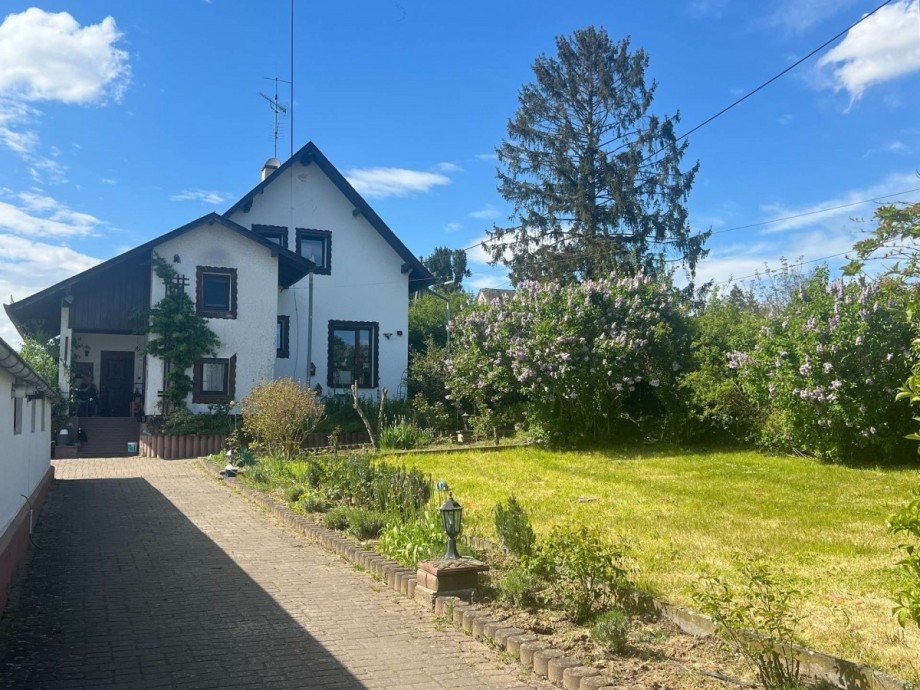 Hausseitenansicht mit Garten Haus Wiesbaden
