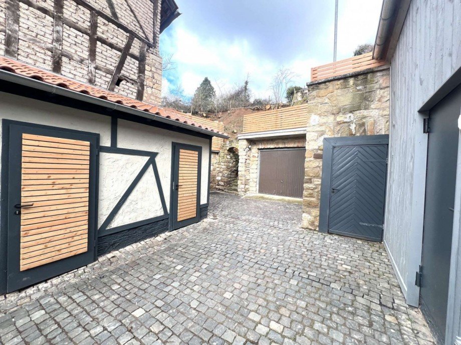 Innenhof mit Nebengeb�ude Dachgeschosswohnung Nu�baum