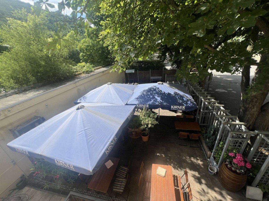 Blick von Dachterrasse auf Aussenterrasse Haus Martinstein