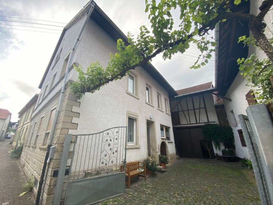 Ansicht Front und Innenhof Bauernhaus Monzingen