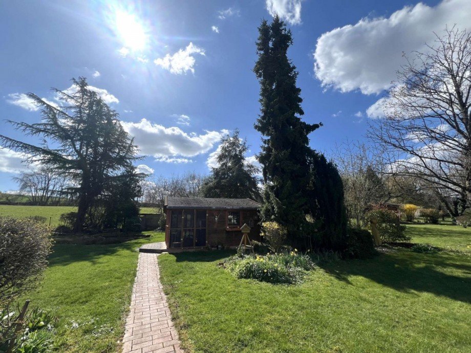 Garten mit Gartenhaus Zweifamilienhaus Meddersheim