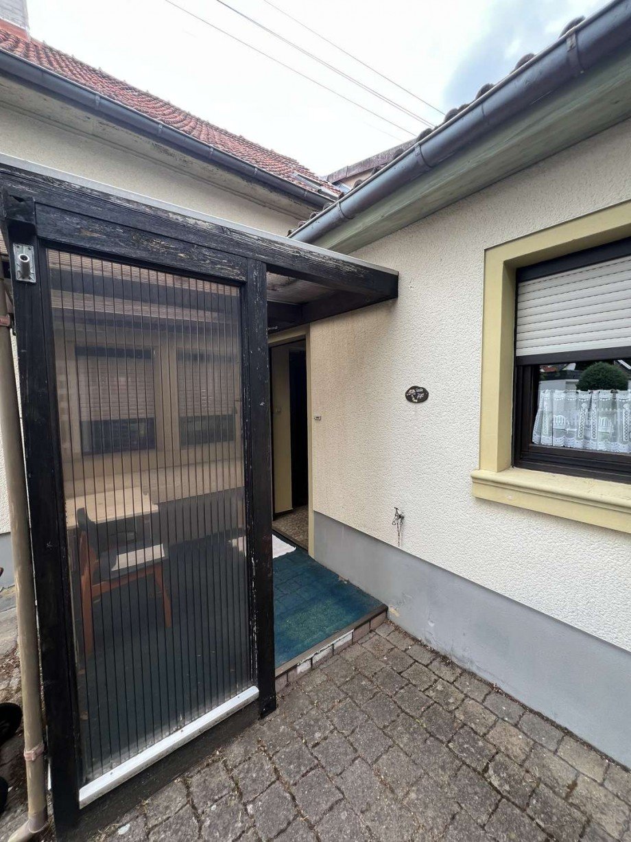 �berdachter Eingangsbereich Einfamilienhaus Feilbingert