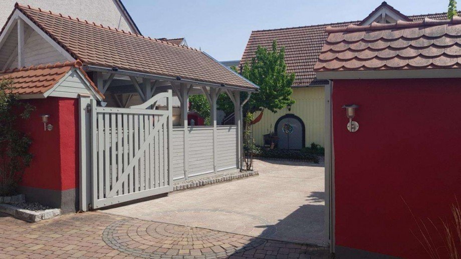 Blick Einfahrt und Carport Renditeobjekt Hargesheim