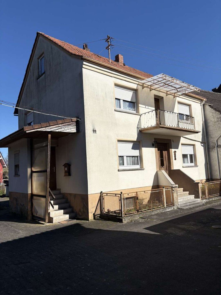 Frontansicht B�rweiler Haus Bauernhaus mit Nebengeb�uden und tollem Grundst�ck - Ortsrandlage
