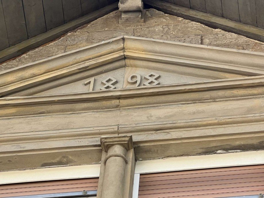 Fassade mit Baujahr Zweifamilienhaus Obermoschel