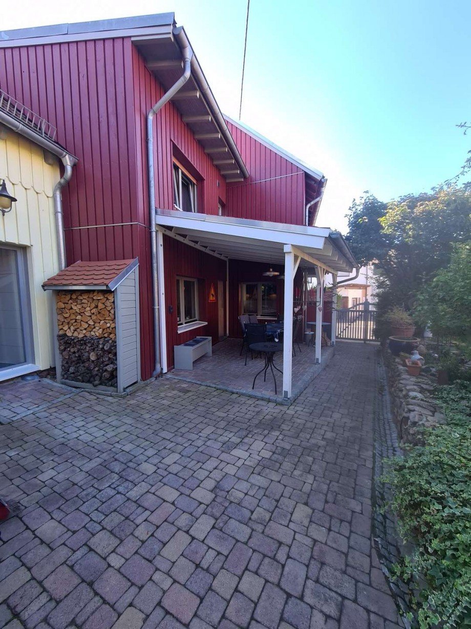 �berdachte Terrasse am Haupthaus Zweifamilienhaus Hargesheim