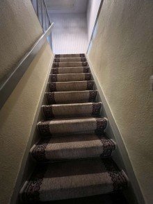 Treppe ins DG Top-Gelegenheit! Einfamilienhaus mit kleinem Innenhof und Garten in Feilbingert zu verkaufen