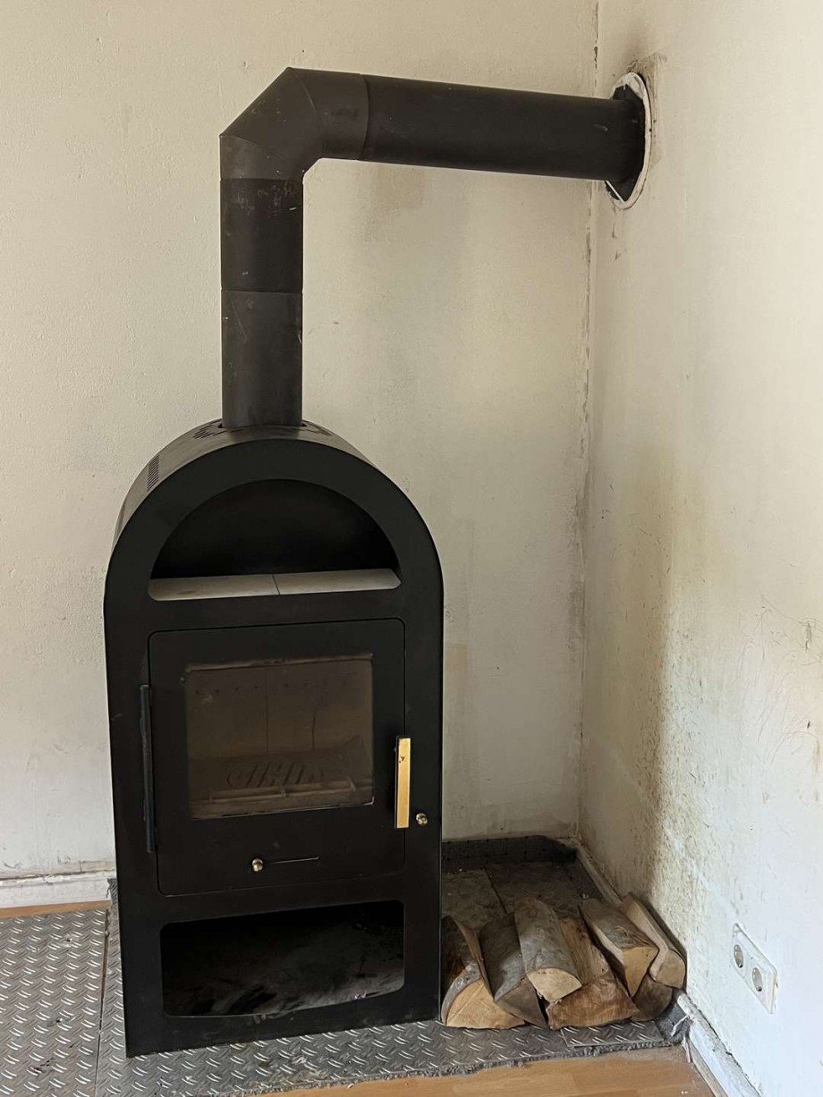 Holzofen im Wohnzimmer Zweifamilienhaus Obermoschel