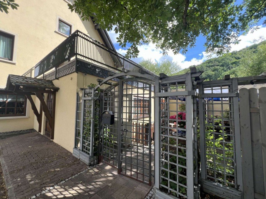 Nebeneingang und Zugang Aussenterrasse und Seiteneingang B�ro / Praxis Martinstein