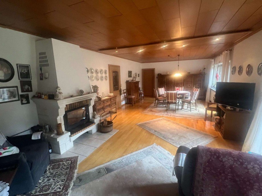 Wohn- und Esszimmer EG mit Kamin Haus Bruschied