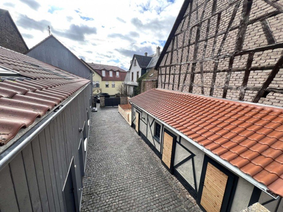 Innenhof mit Nebengeb�ude Dachgeschosswohnung Nu�baum