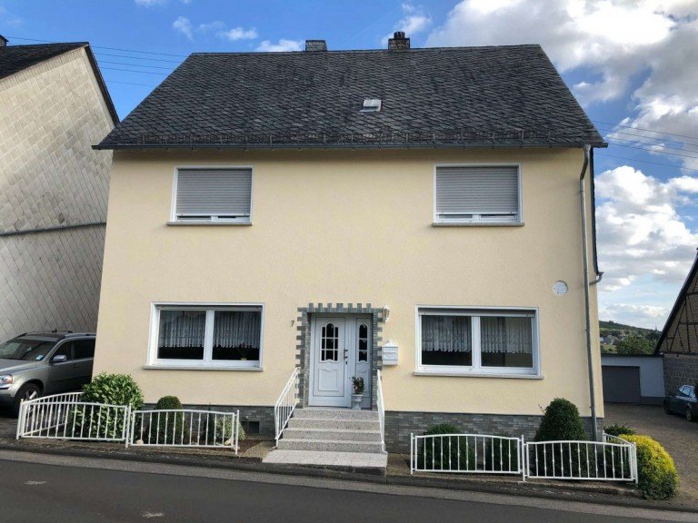 Wohnhaus Stra�enansicht Schneppenbach Wohnung Helle 3,5-Zimmer-Wohnung mit Balkon und gehobener Ausstattung in Schneppenbach