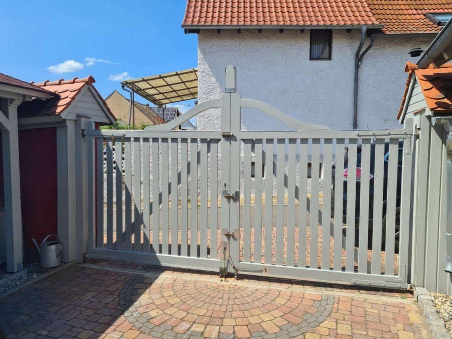 Einfahrtstor Zweifamilienhaus Hargesheim