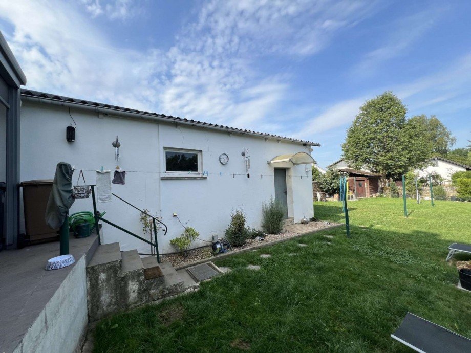 Blick zu Garage und Abstellraum Haus Staudernheim