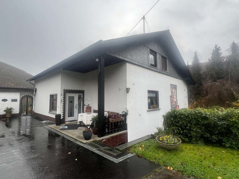 Hausansicht mit Terrasse Haus Bruschied