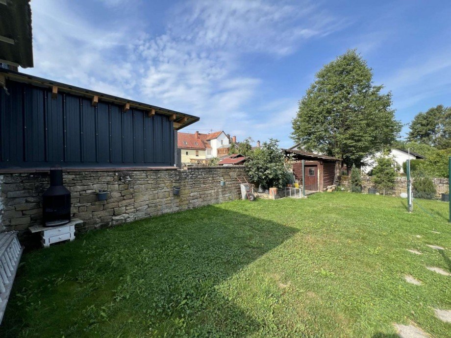 Blick in Garten und zu Holzschuppen Haus Staudernheim