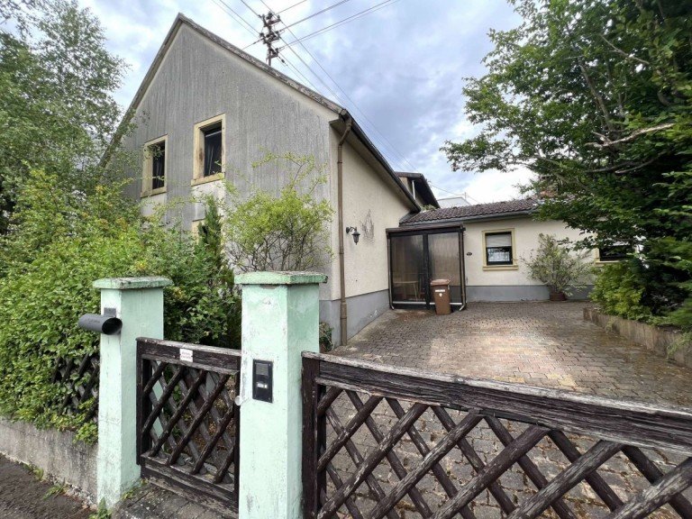 Hausansicht mit Innenhof Feilbingert Einfamilienhaus Top-Gelegenheit! Einfamilienhaus mit kleinem Innenhof und Garten in Feilbingert zu verkaufen