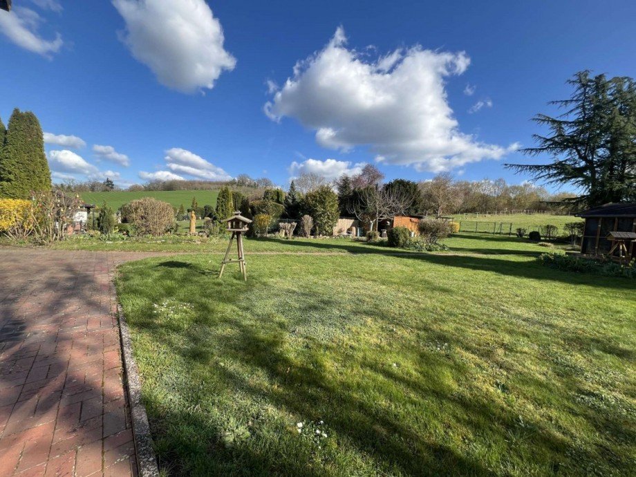 Blick Garten Zweifamilienhaus Meddersheim