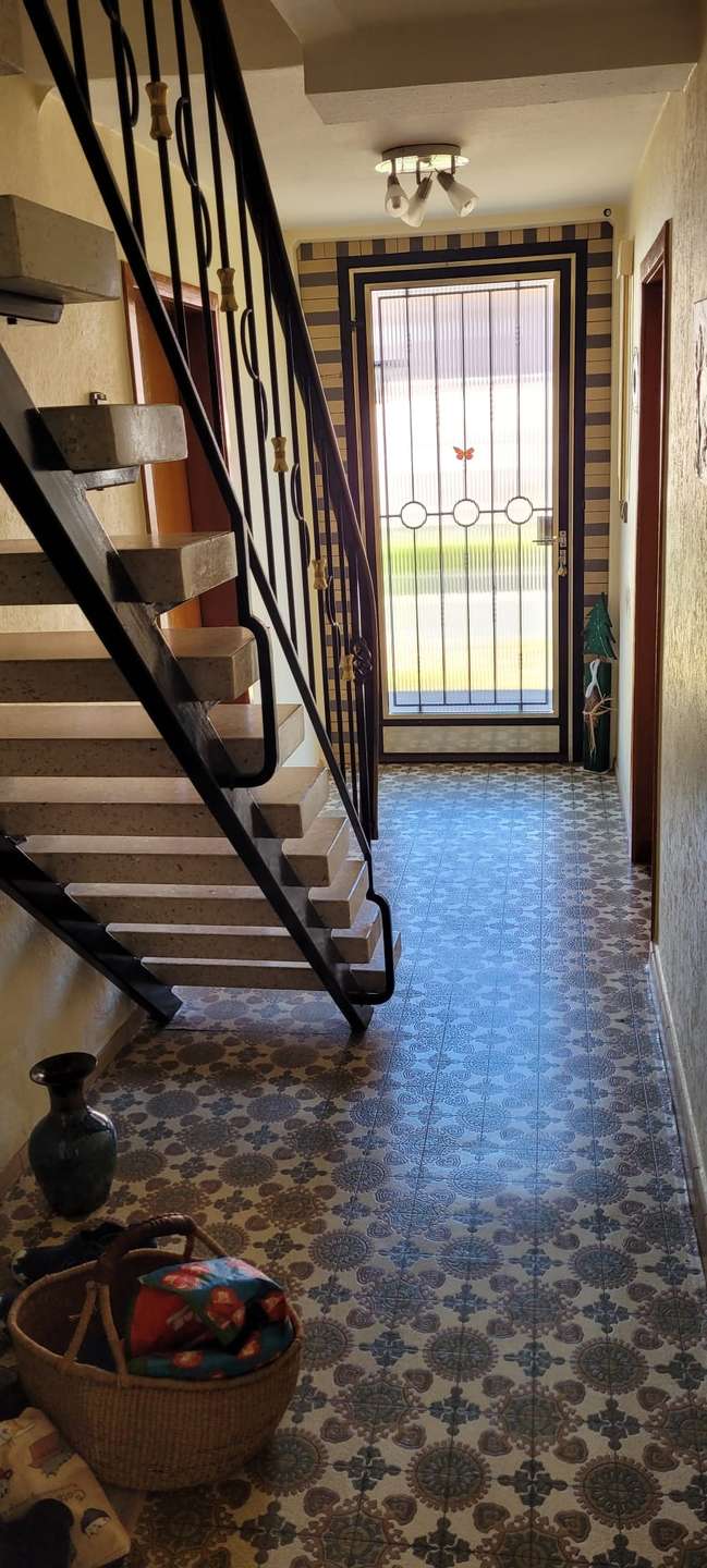 Flur mit Treppe ins OG Einfamilienhaus Desloch