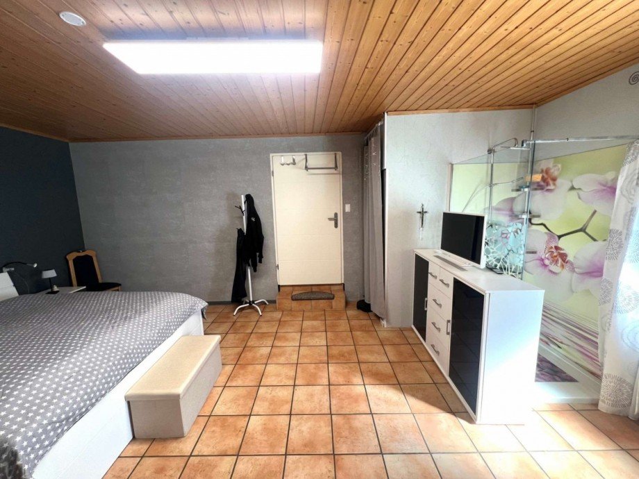 Schlafzimmer mit Dusche EG Hinterhaus Mehrfamilienhaus Bad Sobernheim
