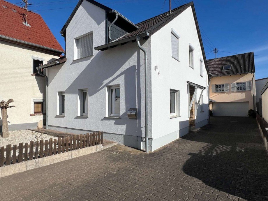 Vorder- und Seitenansicht Haus 1 Renditeobjekt H�ffelsheim