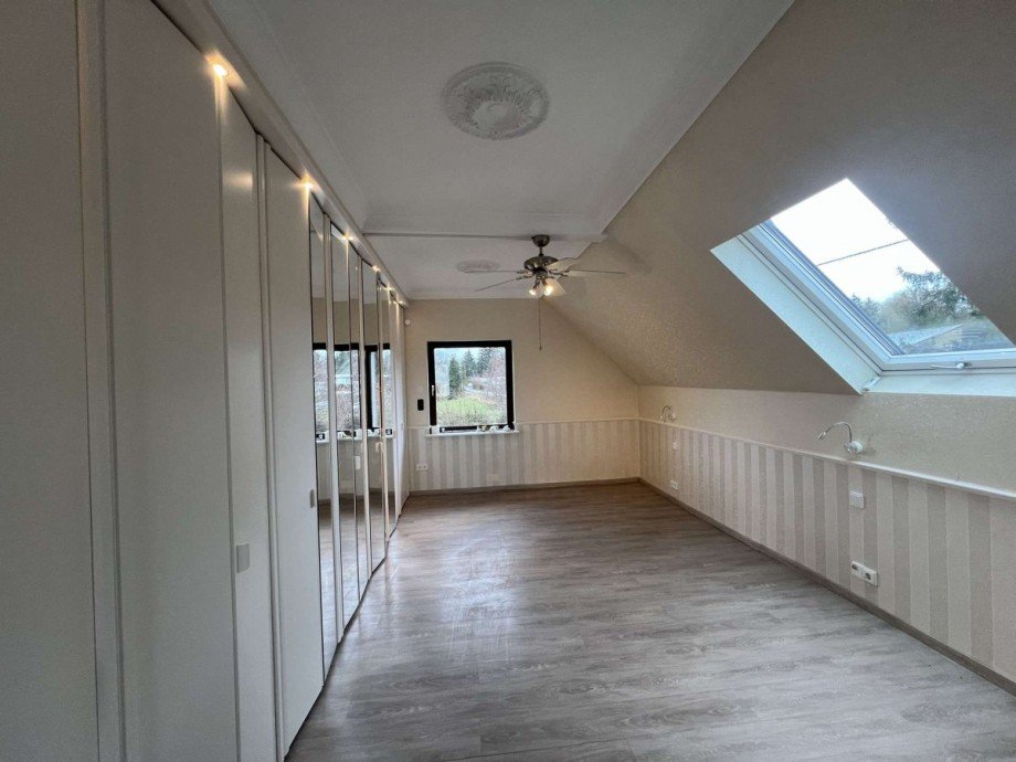 Zimmer 2 DG Einfamilienhaus Wiesbaden