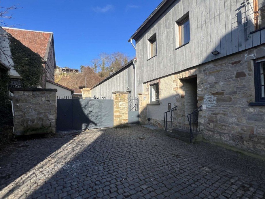 Seitenansicht mit Eingang Etagenwohnung Nu�baum