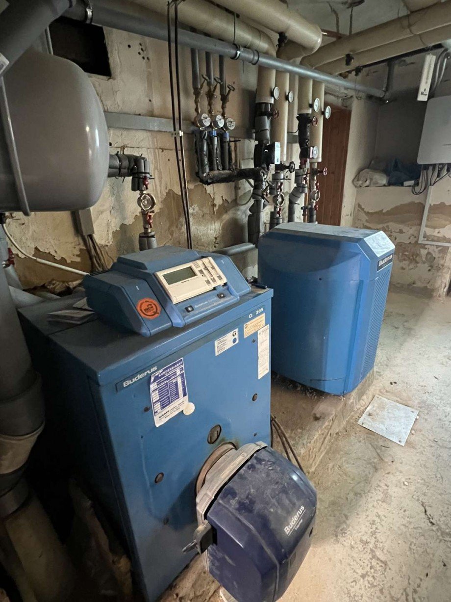 �lheizung mit Warmwasserspeicher Mehrfamilienhaus Becherbach