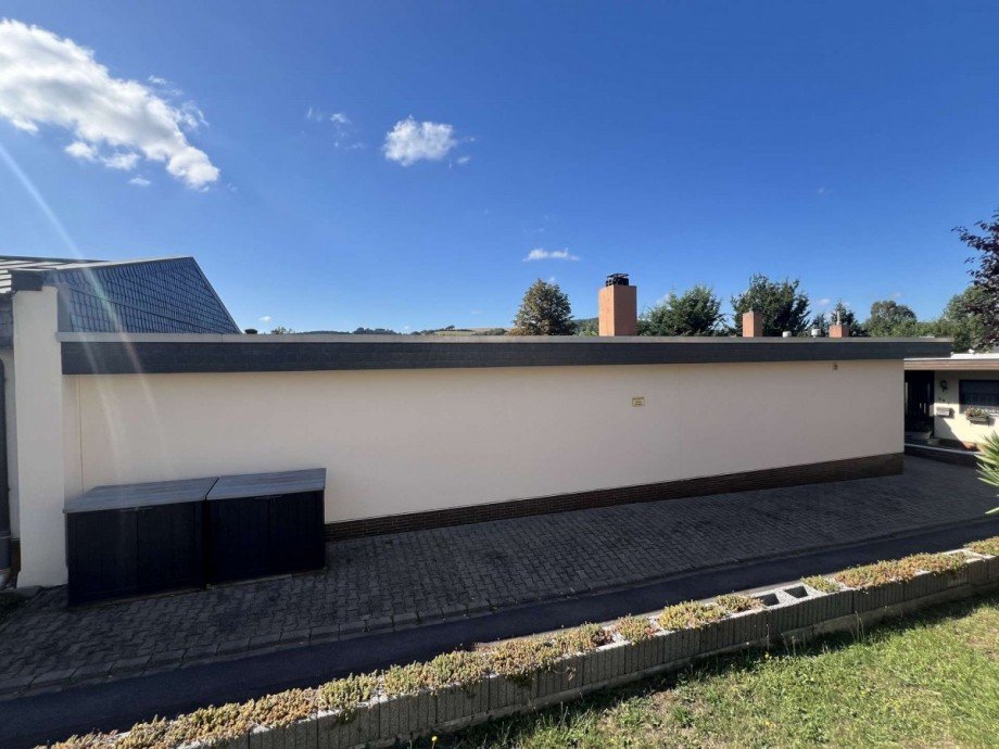 Vorderansicht mit KFZ Stellpl�tze Bungalow Bad Sobernheim