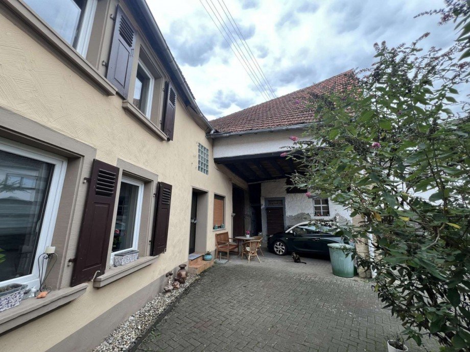Ansicht Haus mit Nebengeb�ude Einfamilienhaus Breitenheim