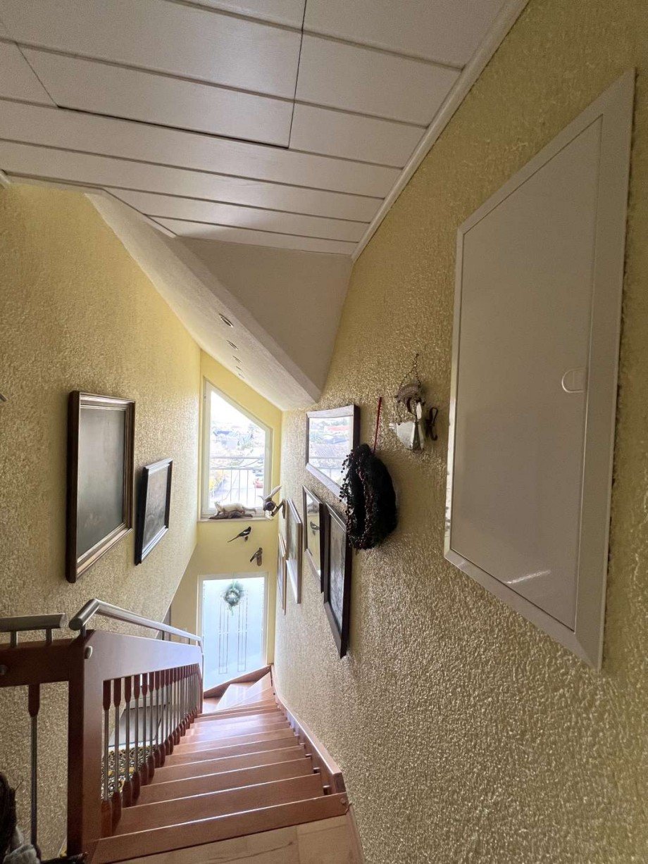 Treppe zu DG Wohnung Zweifamilienhaus Meddersheim