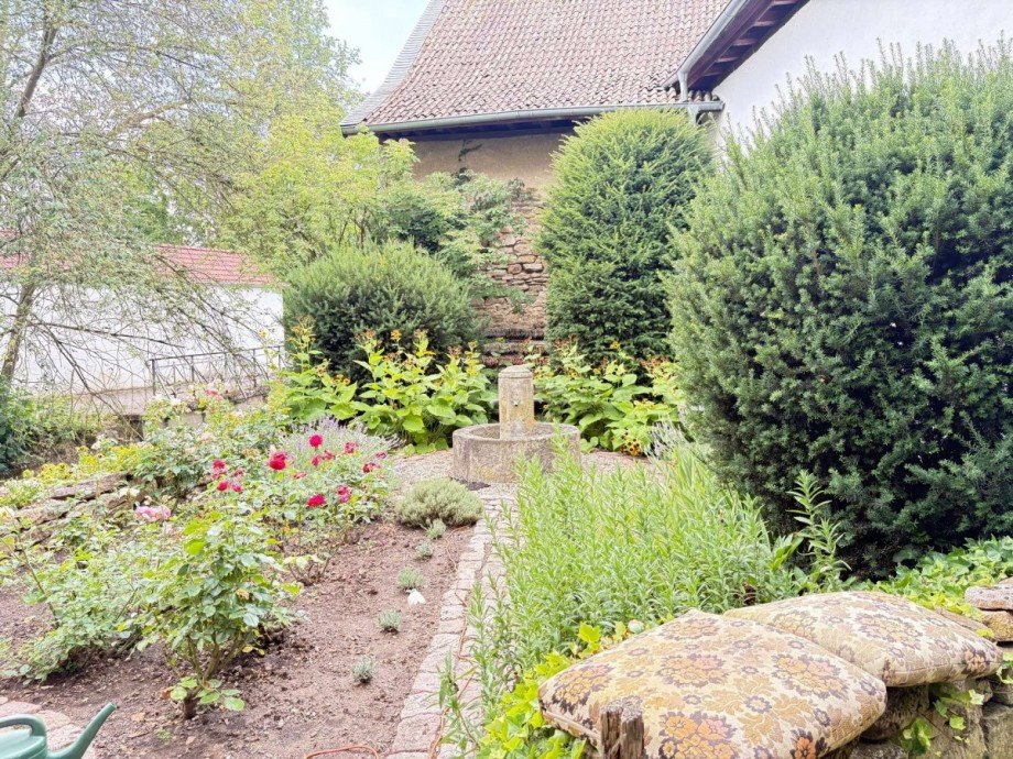 Garten mit Brunnen Haus Zotzenheim
