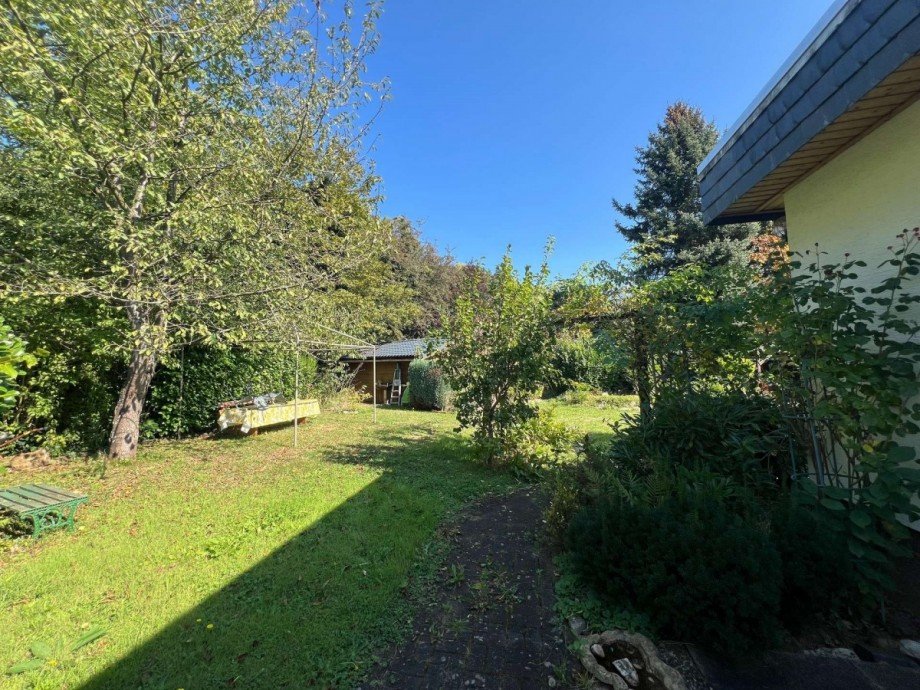 Blick vom Carport Richtung Garten Haus Bad Sobernheim