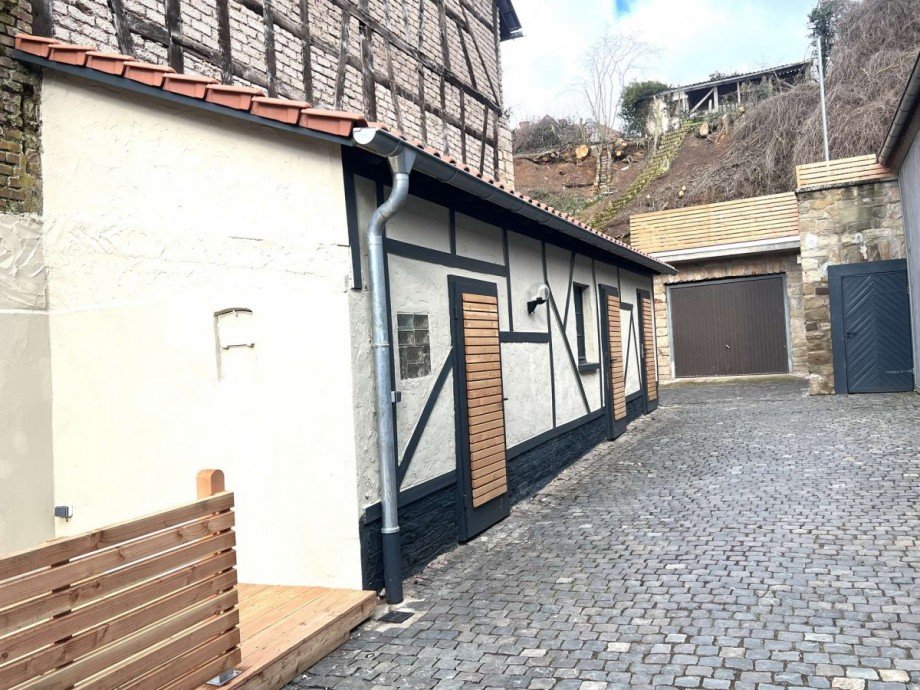 Nebengeb�ude und Garage Zweifamilienhaus Nu�baum