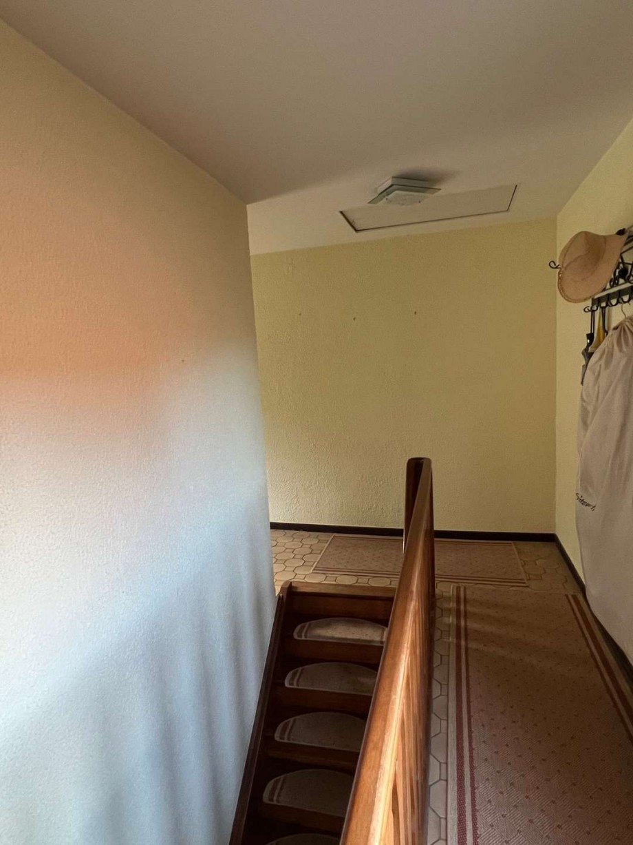 Flur im EG und Treppe zum UG Hinterhaus Renditeobjekt Odernheim