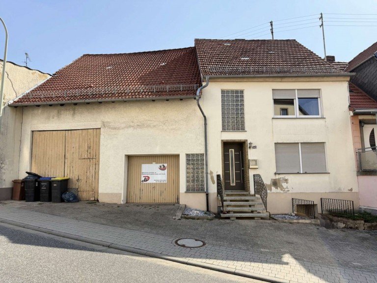Frontansicht Becherbach Reihenmittelhaus PREISREDUZIERUNG! Teilrenoviertes Einfamilienhaus in ruhiger Ortslage mit Grundst�ck