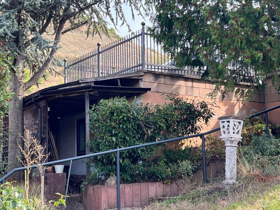 Parkpl�tze zu Hinterhaus mit Unterstand Renditeobjekt Odernheim