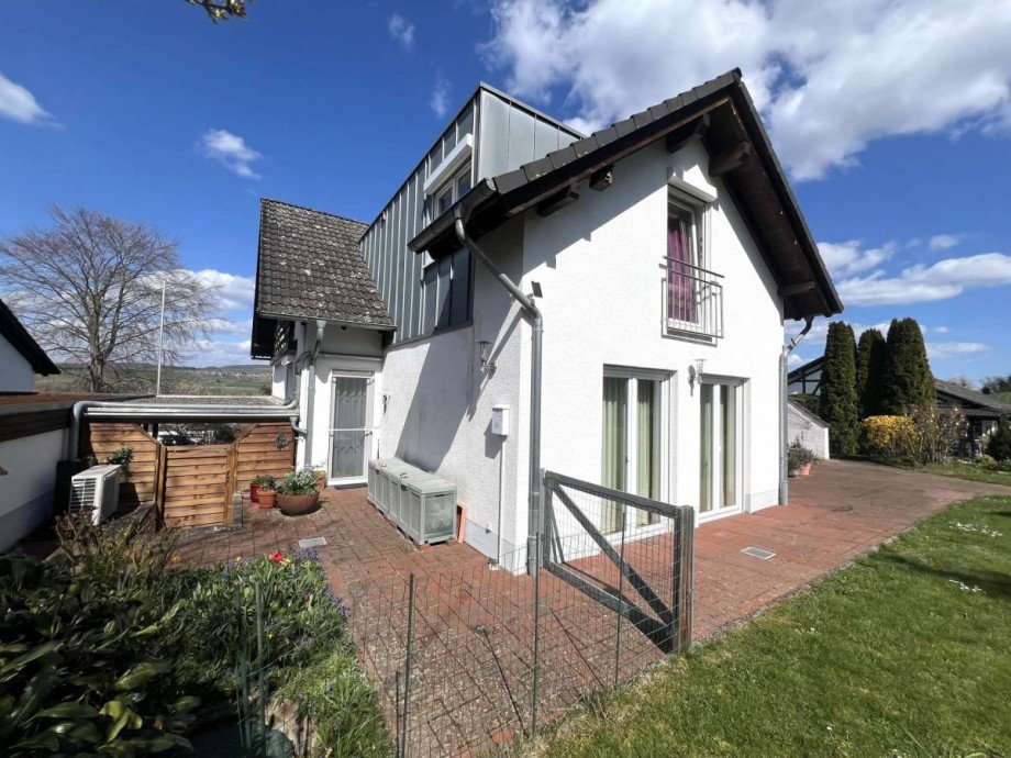 Hausansicht und seitliche Terrasse Zweifamilienhaus Meddersheim