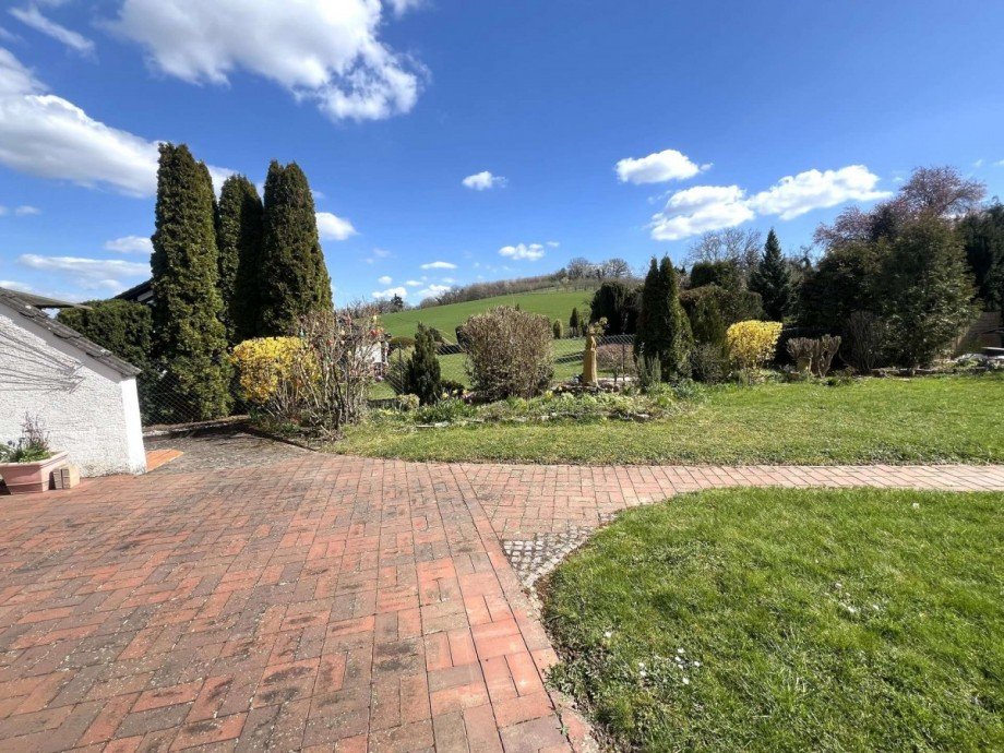 Blick in Garten von Terrasse Zweifamilienhaus Meddersheim