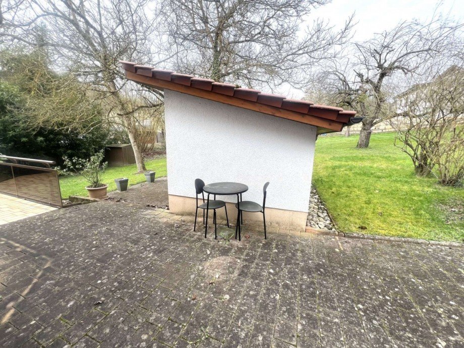 Terrassenbereich und Gartenhaus Renditeobjekt Obermoschel