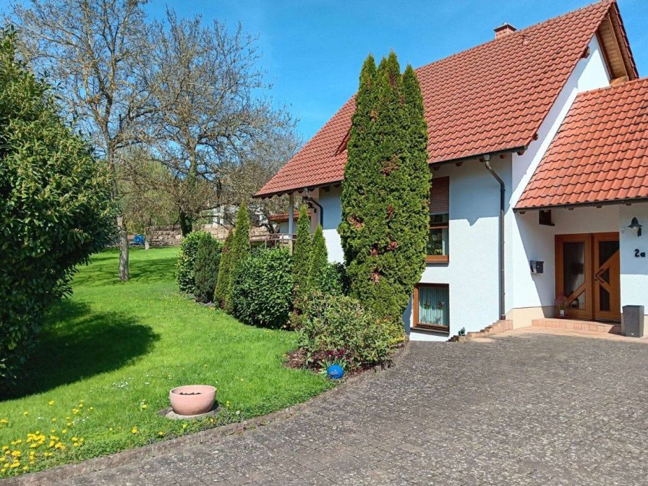 Seitenansicht mit Garten Einfamilienhaus Obermoschel