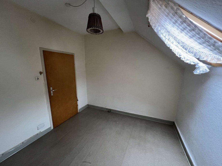 Kleines Zimmer DG Einfamilienhaus Feilbingert
