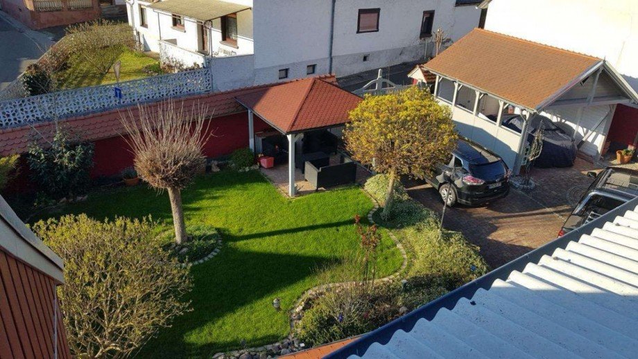 Blick auf Gr�nfl�che, Freisitz und Carport B�ro / Praxis Hargesheim