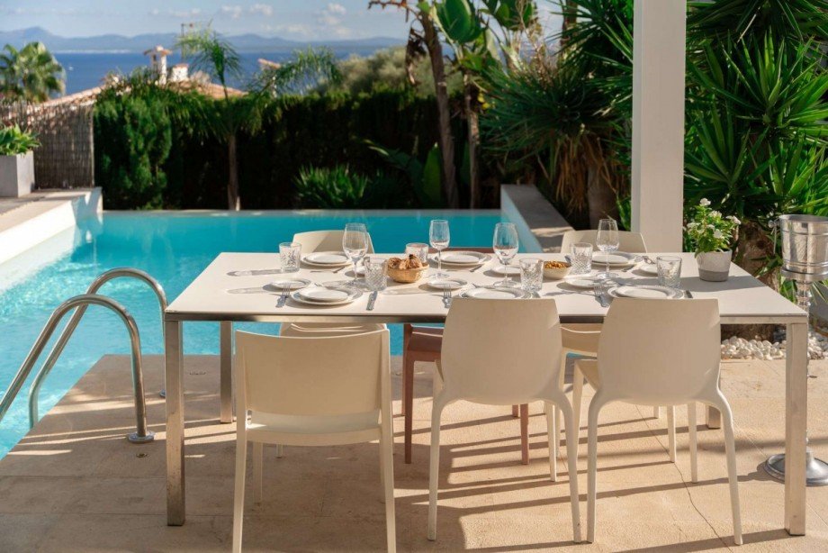 Poolbereich mit Essbereich Ferienhaus Alcanada / Mallorca