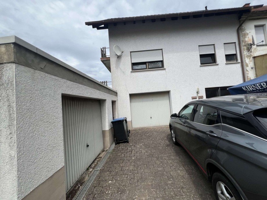 Ansicht beider Garagen Zweifamilienhaus Aschbach